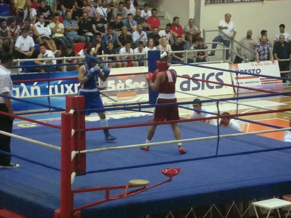 boxing method of victory betting - Boxing ring during a bout, method of victory betting on KO or decision