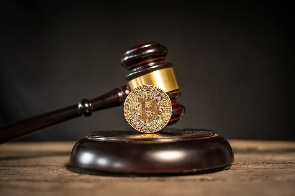 cloudbet minimum deposit - Bitcoin coin beside a gavel, illustrating Cloudbet minimum deposit rules