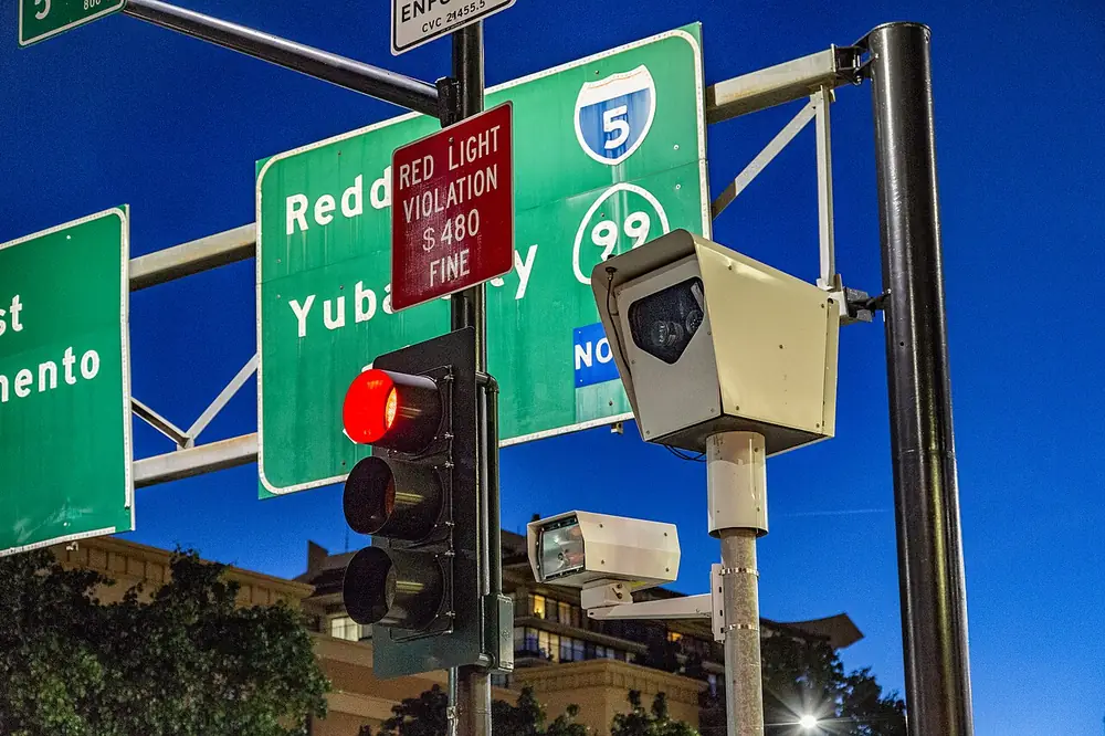 Traffic light at an intersection, illustrating waiting for a pending crypto withdrawal - cloudbet withdrawal pending