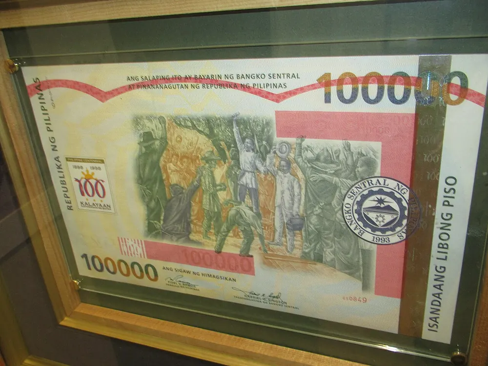 Large commemorative philippine peso banknote in a museum case - how to convert gcash to usdt