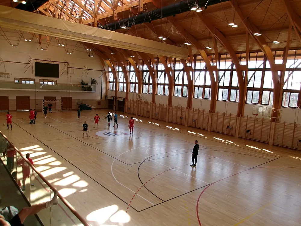 nba first half betting odds - Indoor basketball hall with a wooden court and sunlight through large windows