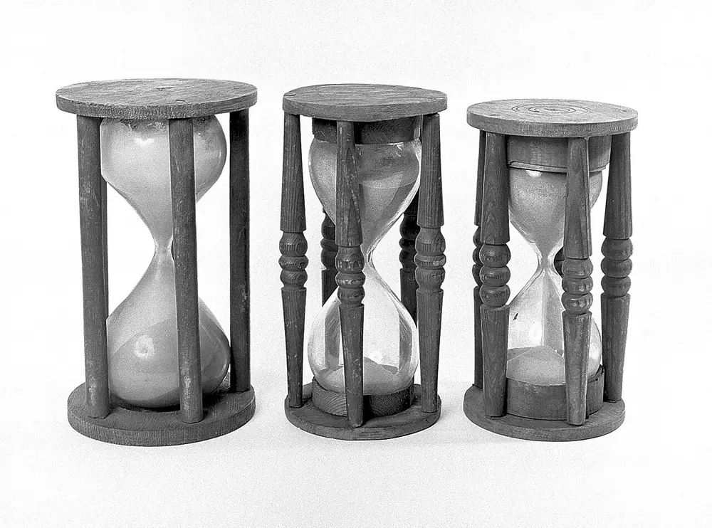 Three hourglasses of sand, a reminder that first-half bets settle at the half - nba first half betting odds