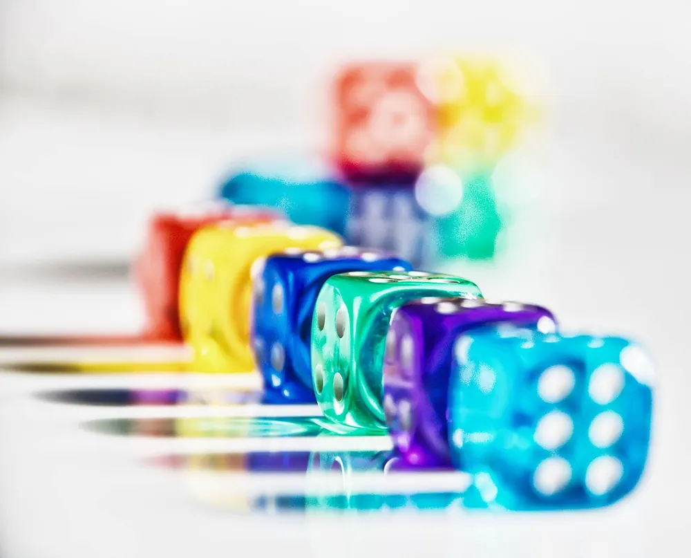 paano manalo sa color game - Row of colourful translucent dice