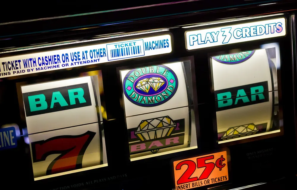 Classic slot reels showing bar and seven symbols - paano manalo sa slot machine