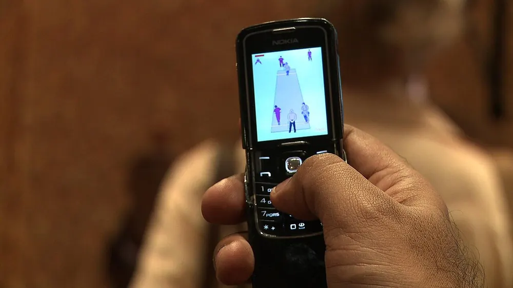 paano tumaya sa mlbb - a hand holding a phone with a game on screen