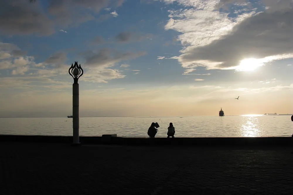 paano tumigil sa sugal - the sun setting over Manila Bay