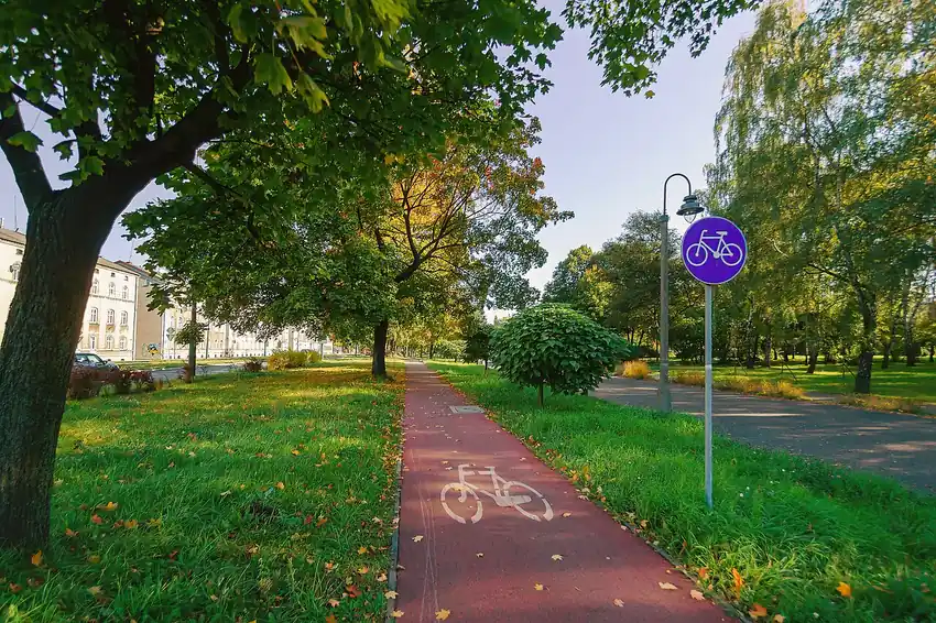 A footpath through a green park - paano tumigil sa sugal