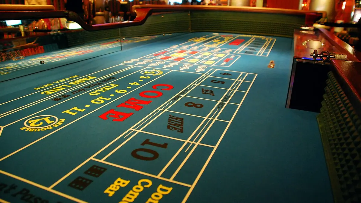 Craps table and dice - paano manalo sa color game
