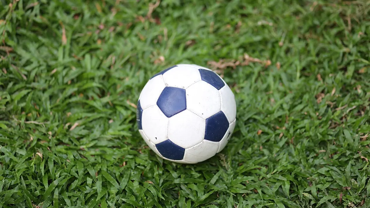 ano ang over under sa betting - football on a pitch