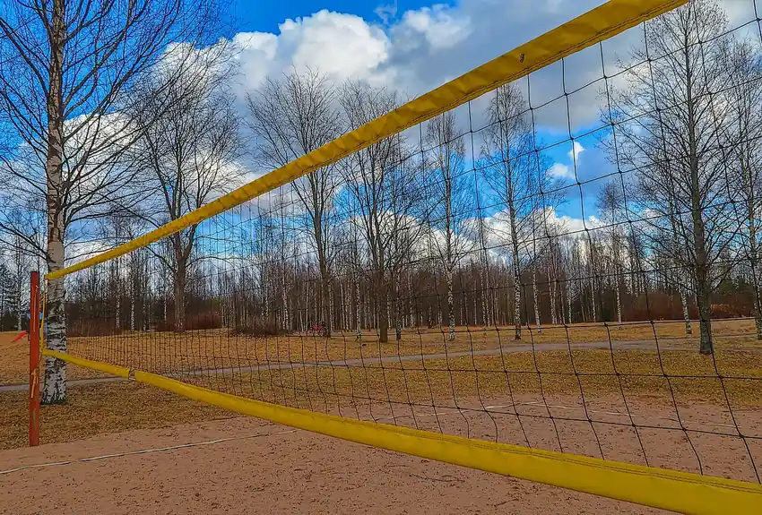 Volleyball net on a court, rally scoring and total points - volleyball over under points betting